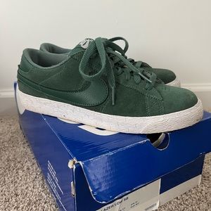 Dark Kelly Green Nike Blazer low SB